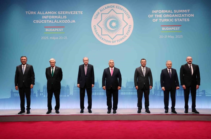 Cumhurbaşkanı Erdoğan, Türk Devletleri Teşkilatı Zirvesinde aile fotoğrafına katıldı

