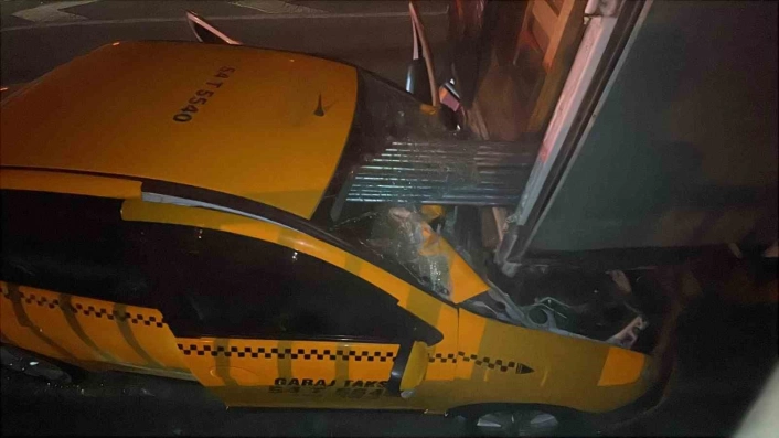 D-650de feci kaza... Ticari taksi, kamyonete ok gibi saplandı: 1 ölü, 1 yaralı
