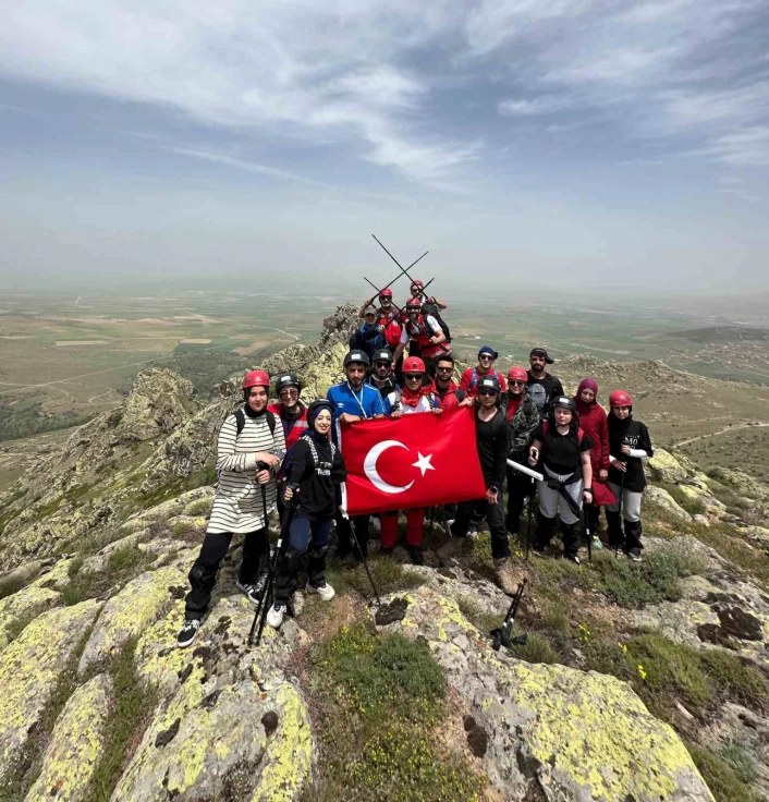 Dağcılar 19 Mayısı bin 530 rakımlı zirvede kutladı
