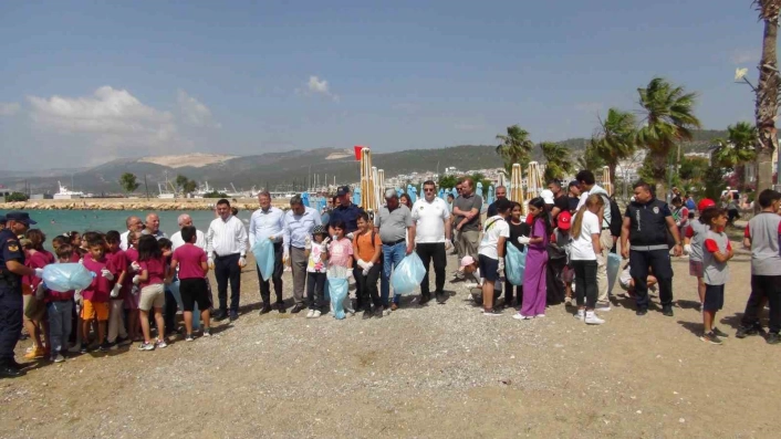Dalgıçlar denizde , öğrenciler sahilde temizlik yaptı
