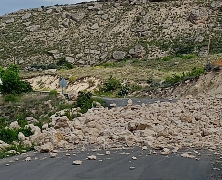 Darendede heyelan riski nedeniyle yol ulaşıma kapatıldı
