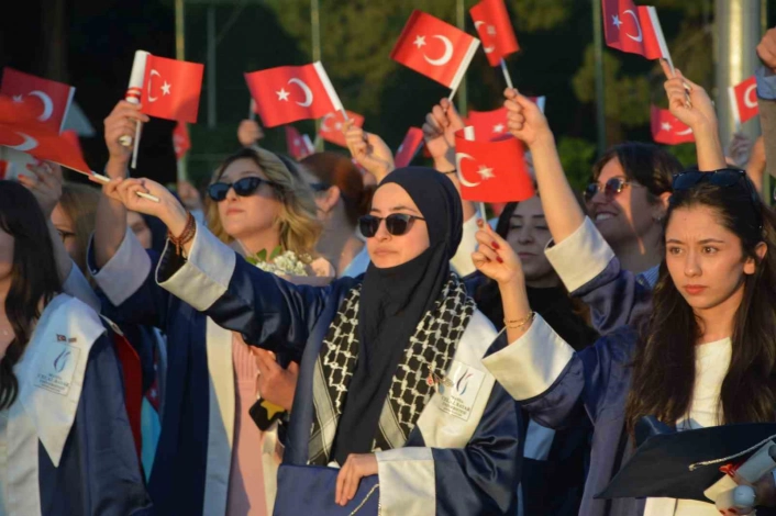 Demircide mezuniyet coşkusu, öğrenciler karanfillerle uğurlandı
