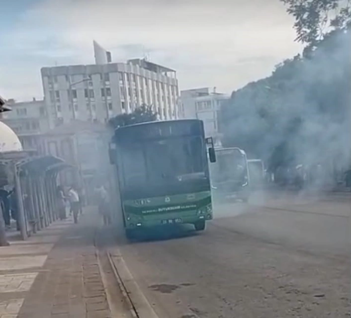 Denizlide seyir halindeki halk otobüsünü kaplayan dumanlar korku dolu anlar yaşattı
