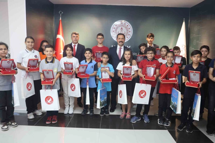 Depremin yaralarının sarıldığı Hatayda 16 öğrenci bursluluk sınavından 500 tam almayı başardı
