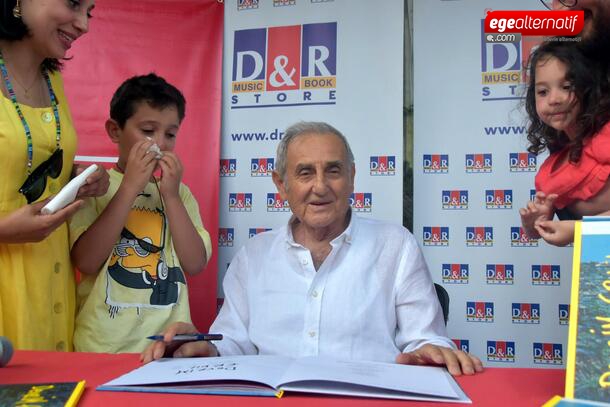  Devrim Erbil kitabını Bodrumda çocuklar için imzaladı