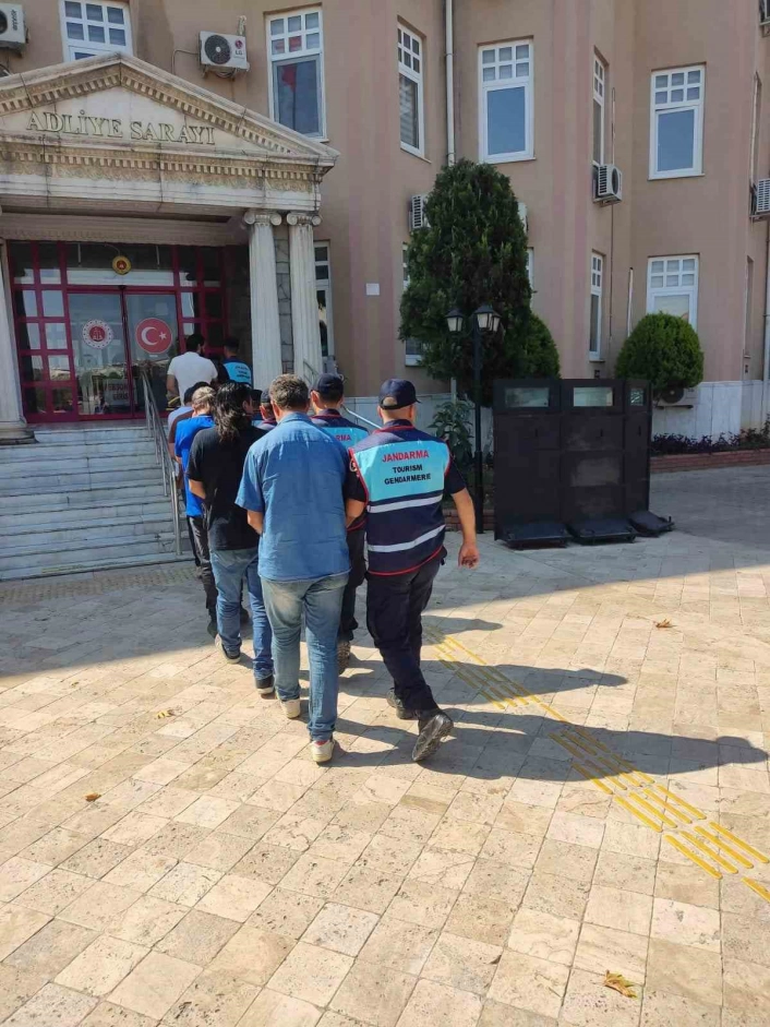 Didimde kaçak kazıya jandarma baskını
