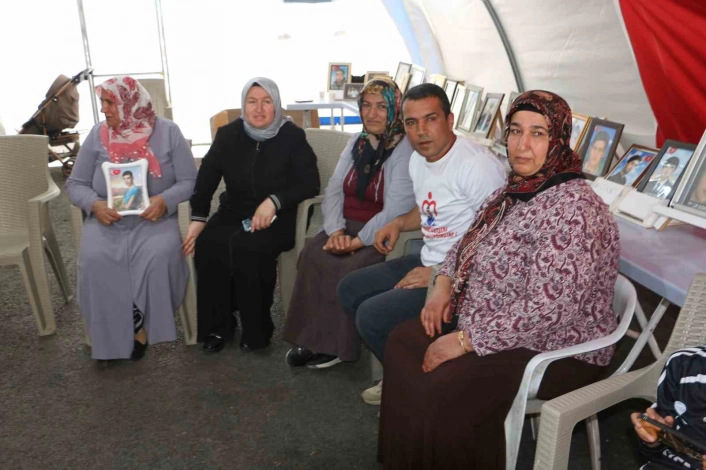Diyarbakır anneleri PKKnın kendini feshetmesiyle evlatlarına kavuşmayı bekliyor
