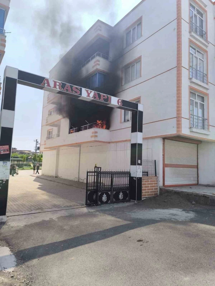 Diyarbakırda bir evin balkonunda çıkan yangın söndürüldü
