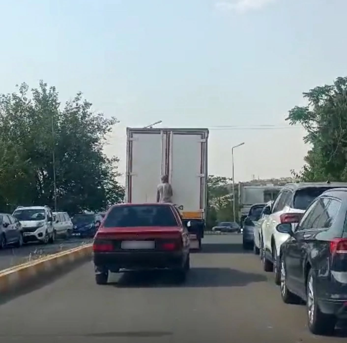 Diyarbakırda kamyonetin arkasına tutunan şahsın tehlikeli yolculuğu kamerada
