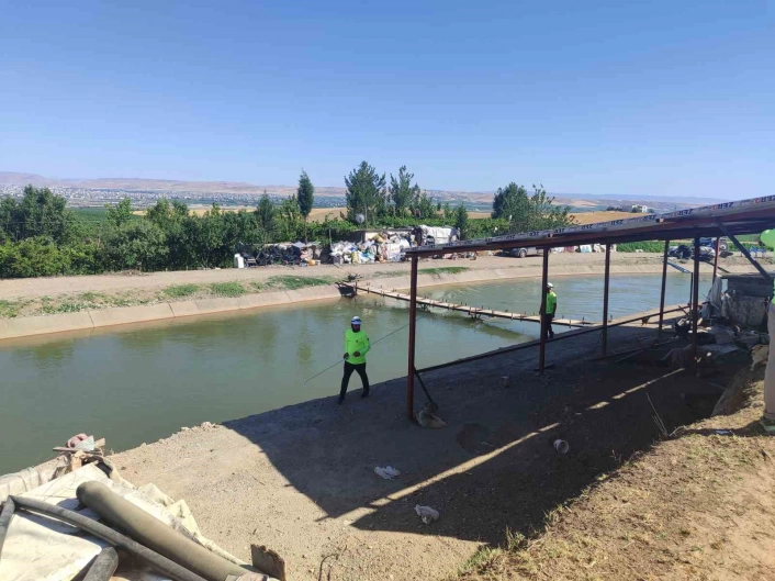 Diyarbakırda sulama kanalına düşmüş olabileceği değerlendirilen kişi için arama çalışması başlatıldı
