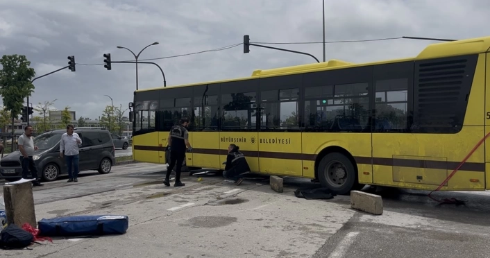 Dönüş yapan otobüsün altına giren motosikletli genç hayatını kaybetti
