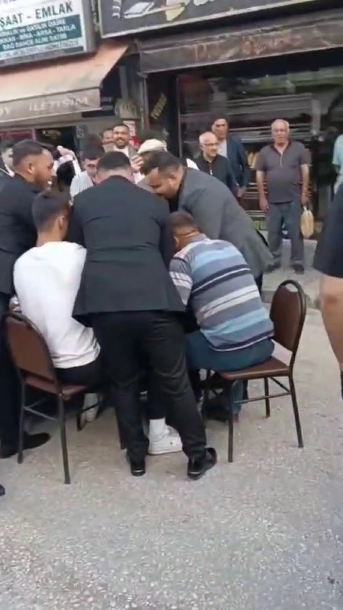 Düğün konvoyunun önünü kesip tavla oynadılar
