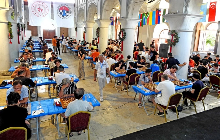 Dünya satranç ustaları Çeşmede buluşuyor
