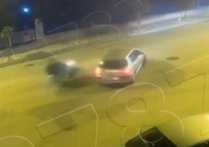 Dur ihtarına uymayan motosiklet, otomobil ile çarpıştı
