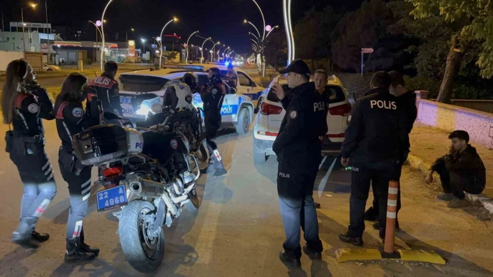 Edirnede dur ihtarına uymayan ehliyetsiz sürücü polisi alarma geçirdi
