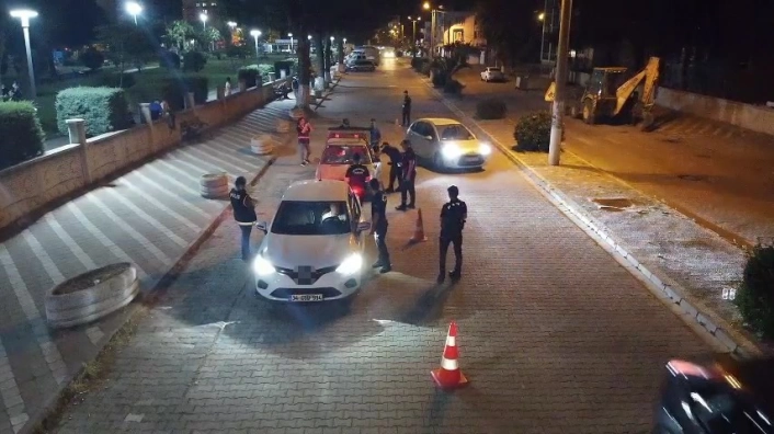 Edremitte şok asayiş ve trafik uygulamasında 4 aranan şahıs yakalandı
