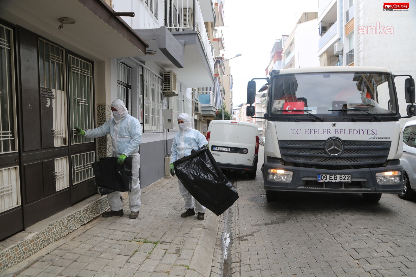 Efeler Belediyesi karantinaya alınan ailelere destek oluyor