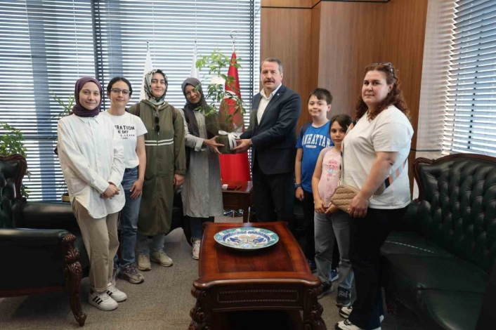 Ek atama bekleyen öğretmen adayları, Eğitim-Bir-Sen Genel Başkanı Yalçını ziyaret etti
