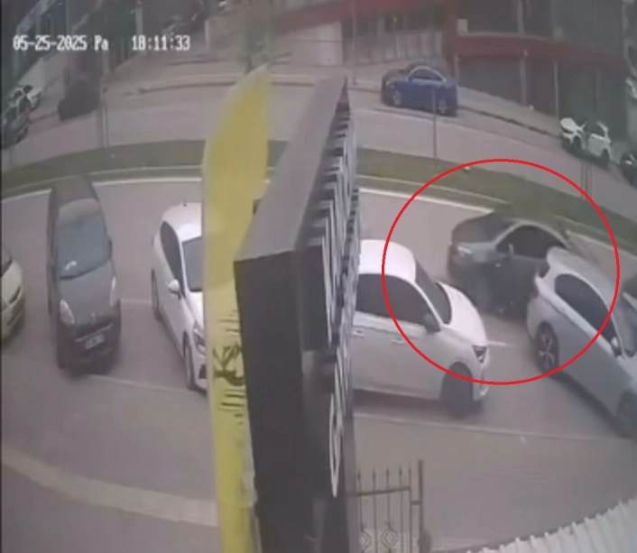 El freni çekilmeyi unutulan araç kazaya böyle karıştı
