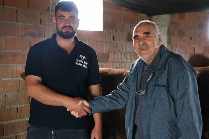 Elazığda 75 yaşındaki emekli polisin kurbanlık pazarlığı yüzleri güldürdü
