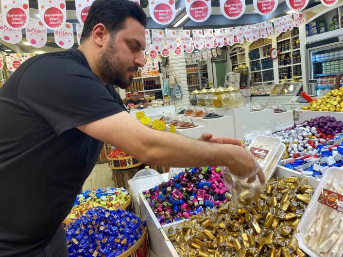 Elazığda bayram öncesi şekerler tezgahlardaki yerini aldı
