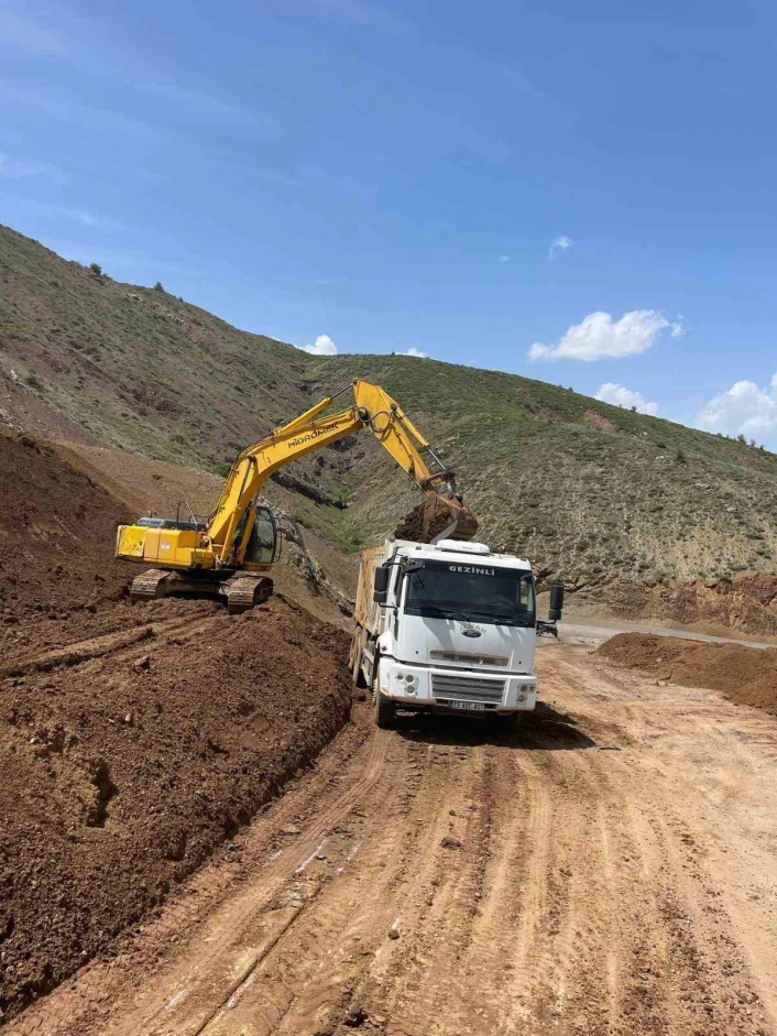 Elazığda heyelan nedeniyle zarar gören köy yollarının onarımı sürüyor
