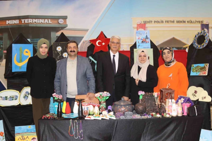 Elazığda kursiyerlerin el emekleri görücüye çıktı
