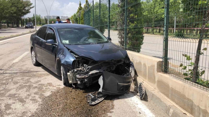 Elazığda otomobil duvara çarptı: 1 yaralı
