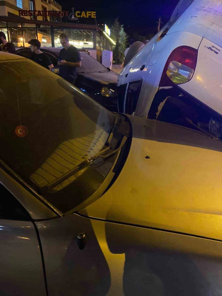 Elazığda takla atan otomobil, park halindeki araçlara çarptı
