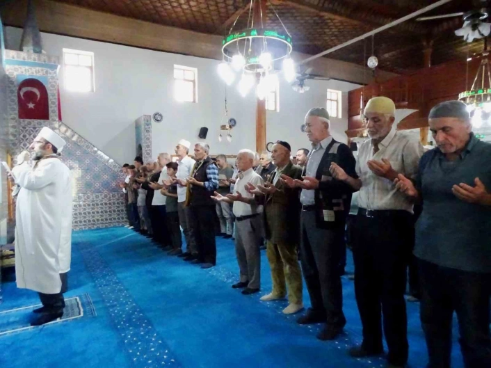 Emet Yeniceköyde binlerce kişinin katıldığı yağmur duası

