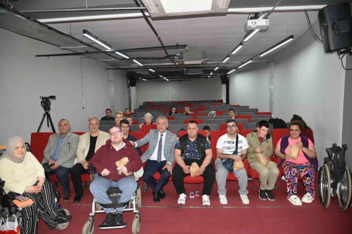 Engelsiz Perde, Sınırsız Sanat programı
