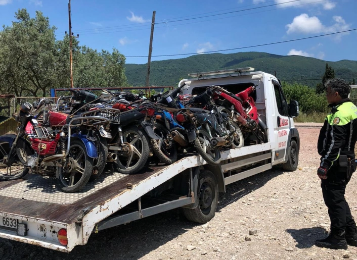 Erdekte tescilsiz motosikletler toplandı
