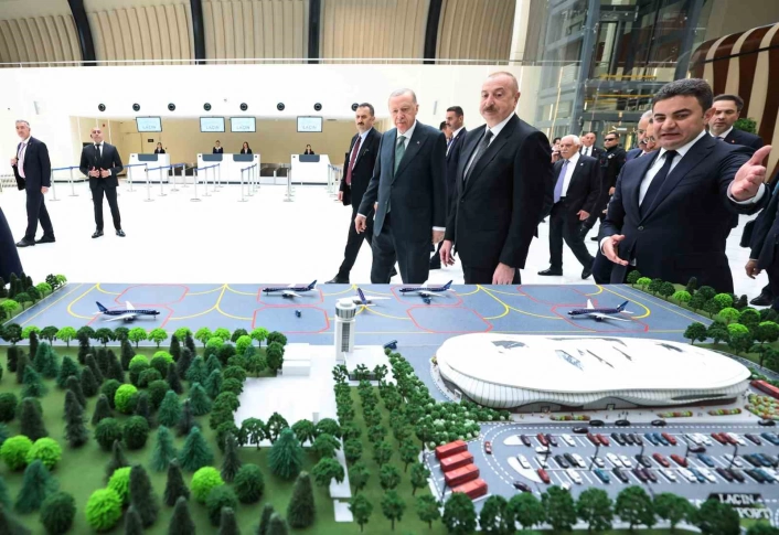 Erdoğan, Laçın Uluslararası Havalimanı ve Kelbecer-Laçın otoyolunda incelemelerde bulundu
