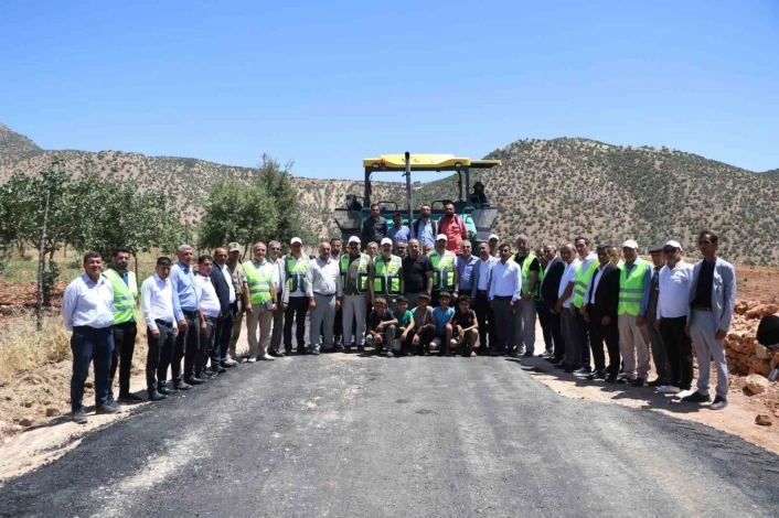 Eruhtaki grup köy yolu sıcak asfaltla buluşuyor

