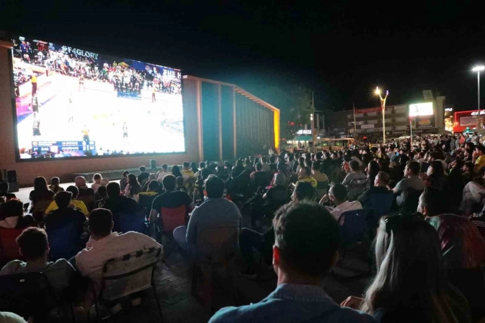Erzincanda Fenerbahçenin Euroleague final maçı dev ekranda izlendi
