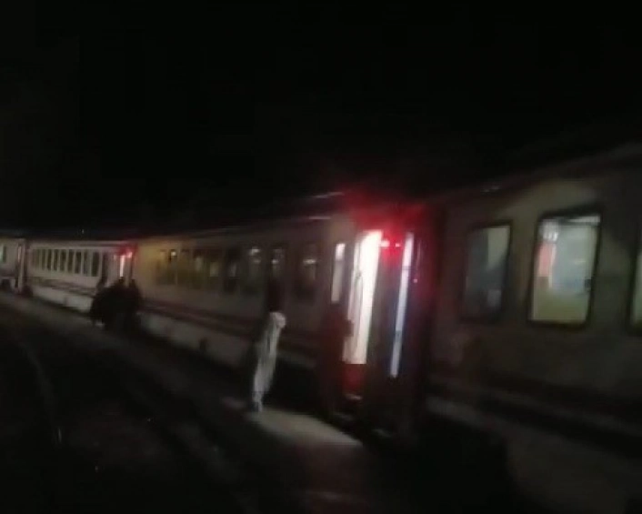 Erzincanda heyelan nedeniyle Doğu Ekspresi İliç Tren Garında bekletiliyor
