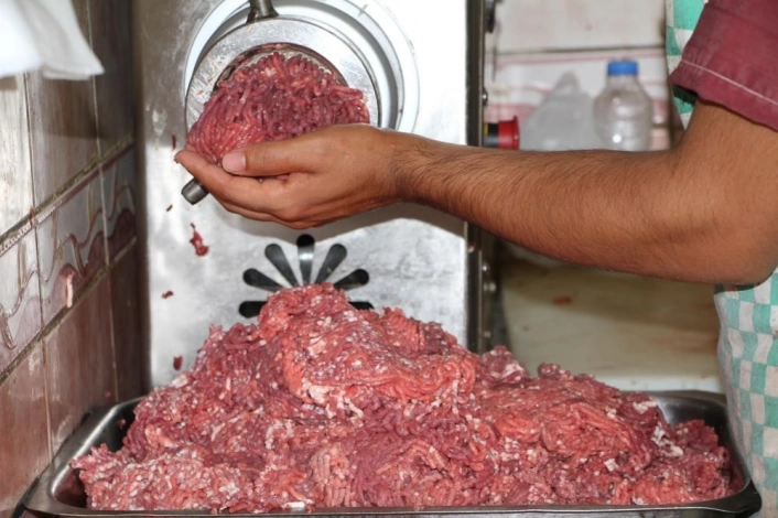 Erzincanda kasapların kıyma mesaisi
