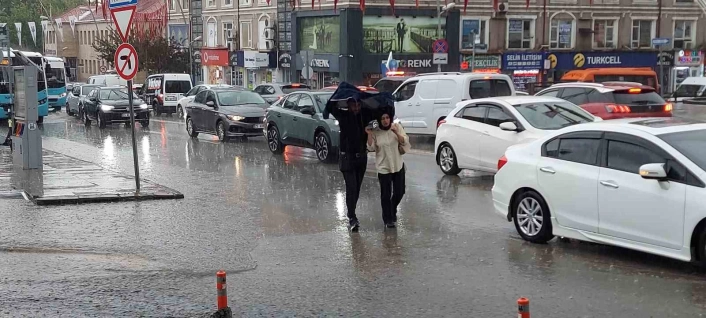 Erzurumda sağanak hayatı felç etti
