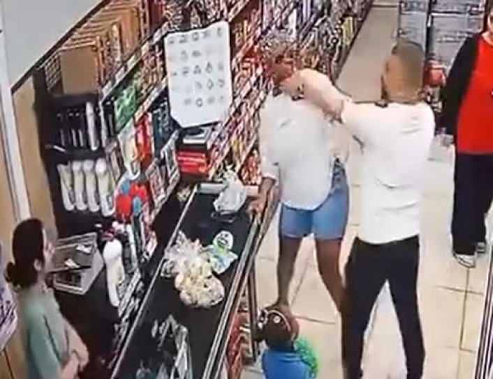 Esenyurtta bir adam, kasa sırasında tartıştığı kadına saldırdı; o anlar kamerada
