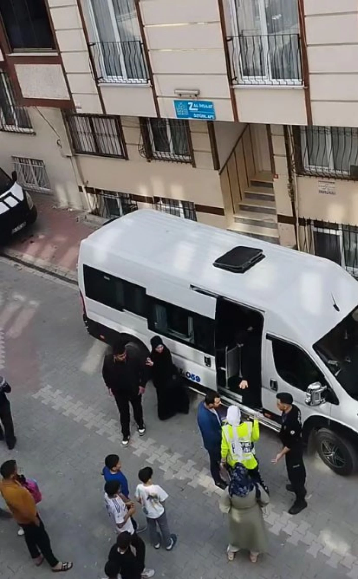 Esenyurtta hatalı şekilde öğrenci indiren servis sürücüsü polisle tartıştı
