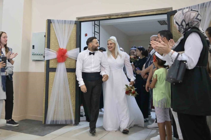 Esenyurtta Roman çiftlere düğün havasında toplu nikah töreni

