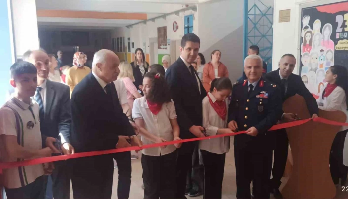 Eskişehir Orgeneral Halil Sözer Ortaokulunda Atatürk Çocukları Çok Severdi isimli resim ve fotoğraf sergisi
