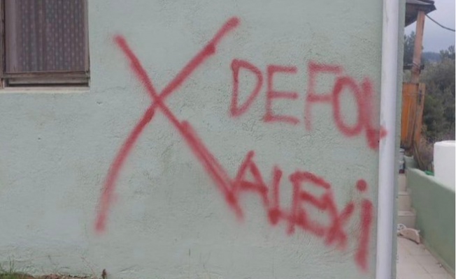Evin duvarına 'defol Alevi' yazıldı, polis 'sarhoşların işidir' dedi