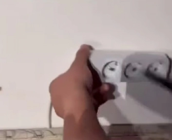 Evini aparta çevirip, prizlere gizli kamera yerleştirdi
