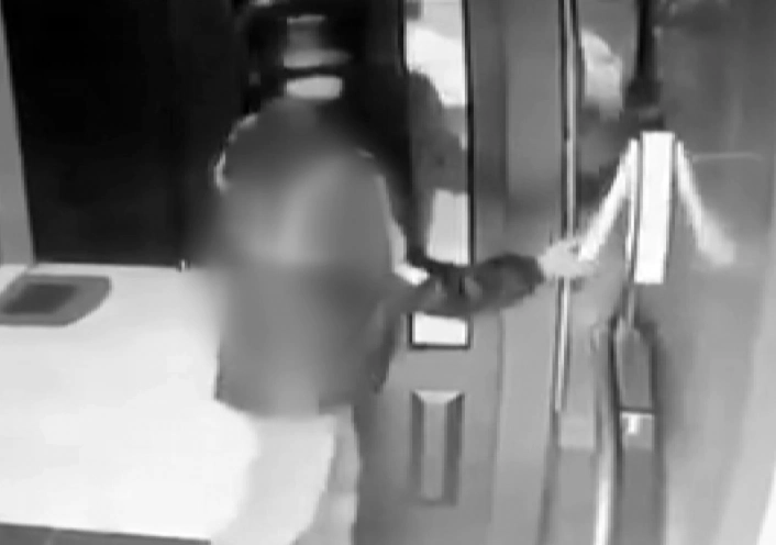 Eyüpsultanda görüntülü diyafon hırsızlığı kamerada
