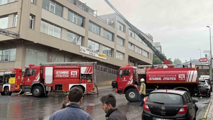 Eyüpsultanda tekstil fabrikasında yangın paniği
