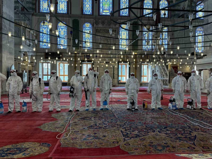 Fatih Camiinde bayram temizliği
