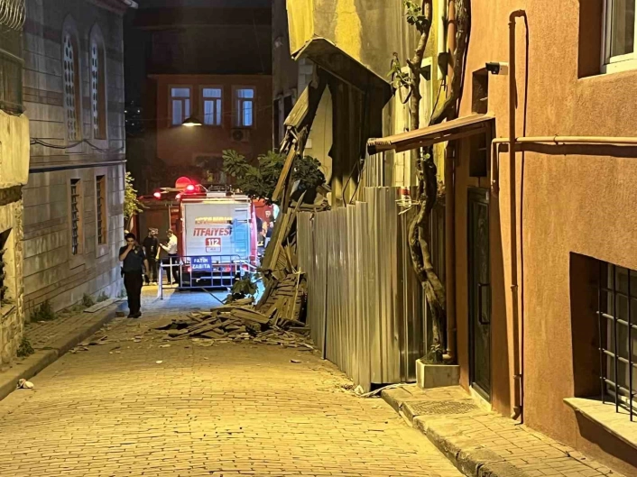 Fatihte 2 katlı metruk bina çöktü
