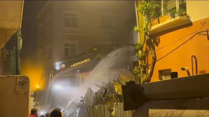 Fatihte kısmen çöken metruk bina kontrollü olarak yıkıldı
