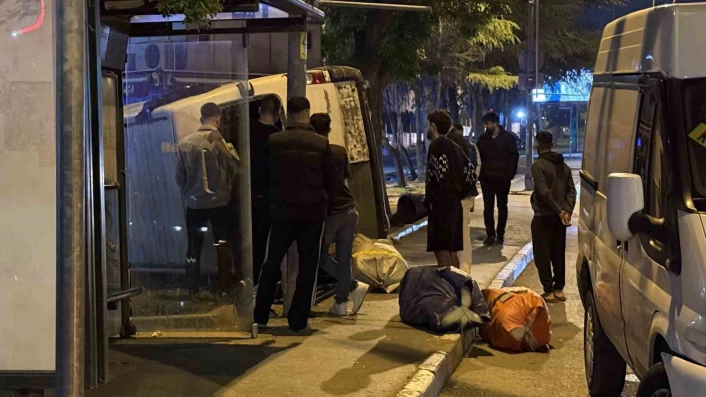 Fatihte kontrolden çıkan ticari araç yan yattı
